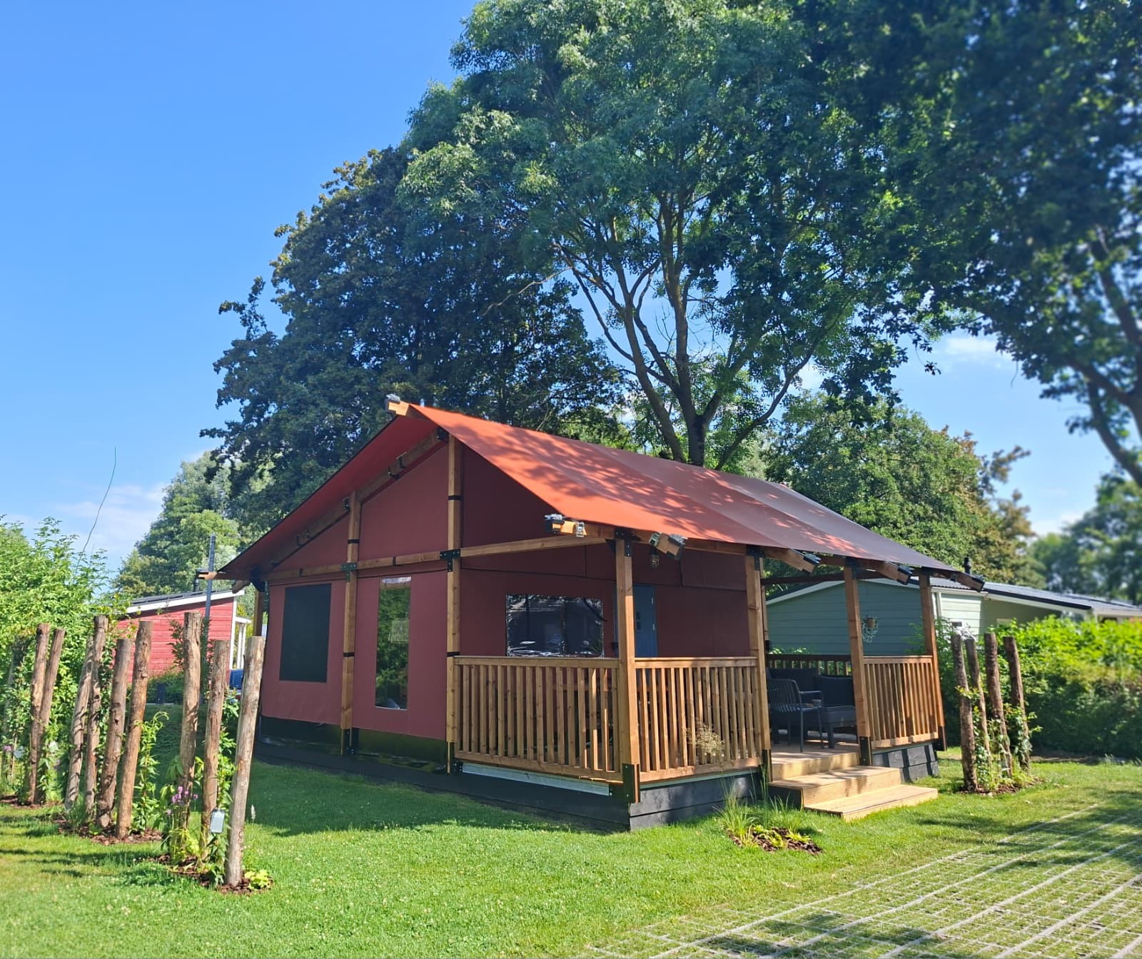 Wander lodge glamping tent op vakantiepark delftse hout in delft